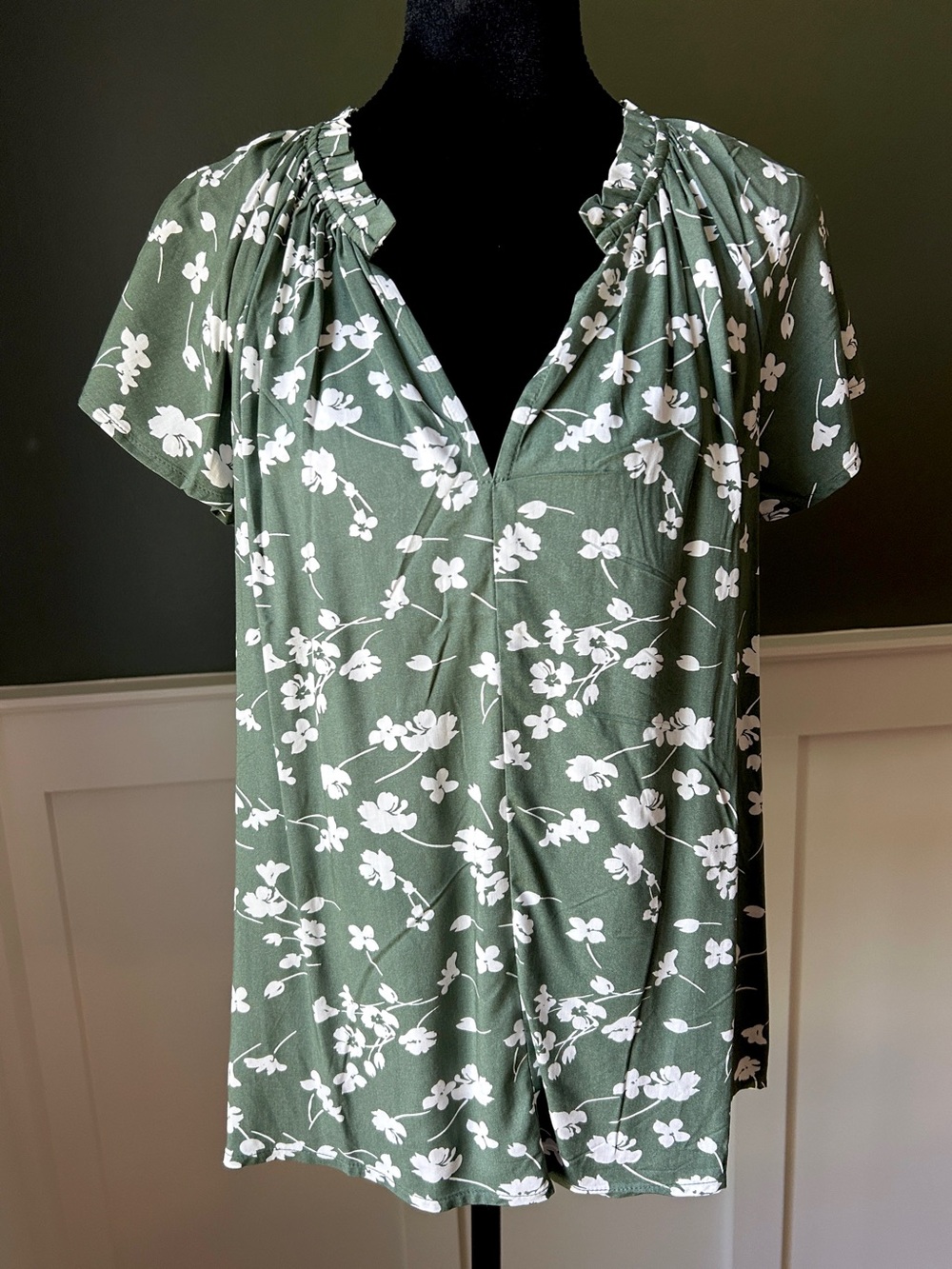 GAP Flutter Sleeve Floral Blouse size Medium, NWT